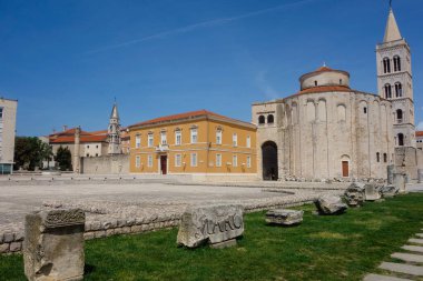 Hırvatistan 'ın Zadar kenti - 04.22.2025: Eski kentteki antik Roma forumunun kalıntıları.