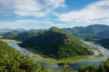 Karadağ 'ın Pavlova Strana kentinden Crnojevica Nehri ve Skadar Gölü' nün geniş manzarası.