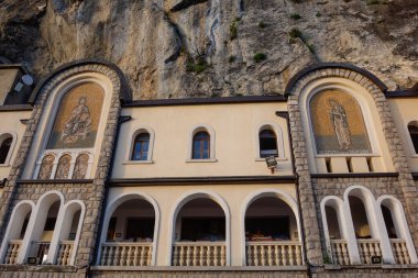 Karadağ 'ın Dabovici kenti - 05.05.2025: Sırp Ortodoks Kilisesi' nin Ostrog Manastırı, kayalık yamaçlarda yuva yaptı.