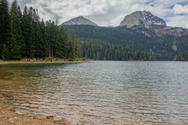 Karadağ 'ın Zabljak kentindeki Durmitor Milli Parkı' nda arka planda dağ sırasına sahip Kara Göl.