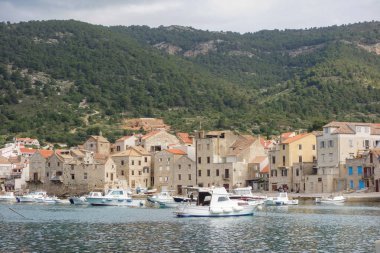 Hırvatistan 'ın Adriyatik Denizi' ndeki Vis adasında yer alan Komiza belediyesinin manzarası.