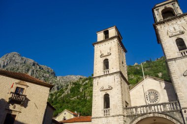 Kotor, Karadağ - 04.29.2025: Kotor kalesi içindeki antik taş kilise, eski kasaba.