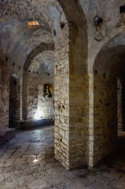 Himara kenti yakınlarındaki Porto Palermo şatosu, Arnavut Rivierası.