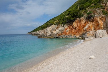 Arnavutluk 'un başkenti Dhermi' deki Gjipe Sahili 'nin kayalık kenarı, İyon denizi.