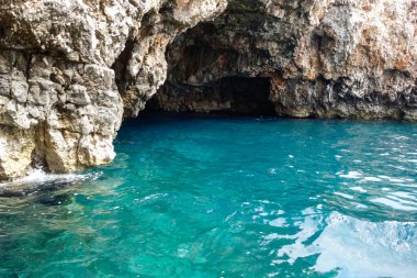 Hırvatistan 'ın Vis adasındaki Yeşil Mağara' da kaya duvar ve turkuaz sular.