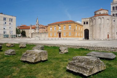 Hırvatistan 'ın Zadar kenti - 04.22.2025: Eski kentteki antik Roma forumunun kalıntıları.