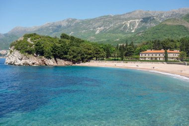 etkileyici Milocer plajı yaz günü, Budva Riviera, Karadağ kıyısı. Panoramik.