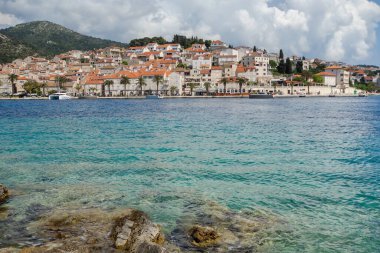 Hırvatistan 'ın Adriyatik kıyısındaki antik Hvar kentinin panoramik manzarası.