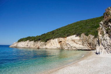Arnavutluk 'un Vlora ilinin Himara kentindeki Filikuri Plajı panoramik manzarası.