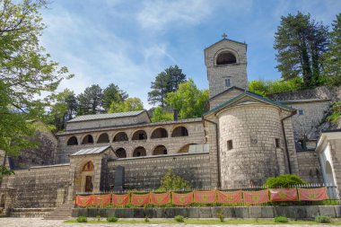 Cetinje, Karadağ - 05.06.2025: Ülkenin tarihi ve cumhurbaşkanlığı başkenti manastırı.