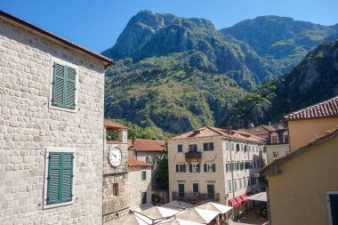 Kotor, Karadağ - 04.29.2025: Kotor kalesi içindeki antik binaların cepheleri, eski kasaba.