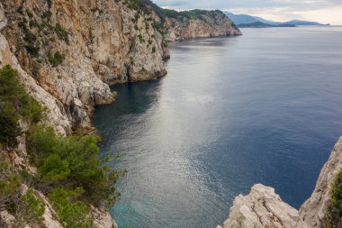 Hırvatistan 'ın Dubrovnik kıyısındaki kayalık uçurumlar.