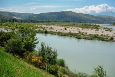 Vahşi Vjosa nehri ve dağları panoramik. Arnavutluk, Avrupa.