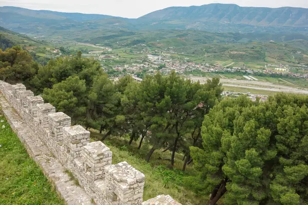 Arnavutluk 'un Berat kentindeki Berat Şatosu' nun duvarları içinde bir Unesco Dünya Mirası Alanı bulunuyor.