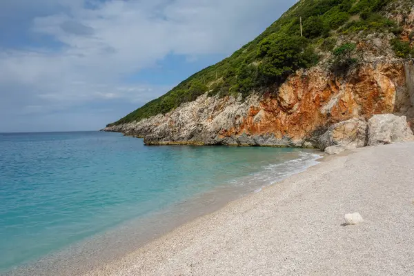 Arnavutluk 'un başkenti Dhermi' deki Gjipe Sahili 'nin kayalık kenarı, İyon denizi.