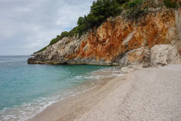 Arnavutluk 'un başkenti Dhermi' deki Gjipe Sahili 'nin kayalık kenarı, İyon denizi.