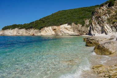Arnavutluk 'un Himara kentindeki Filikuri Plajı güneşli bir günde gözlerden uzak..