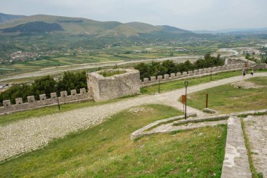 Arnavutluk 'un Berat kentindeki Berat Şatosu' nun duvarları içinde bir Unesco Dünya Mirası Alanı bulunuyor.