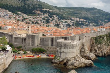 Hırvatistan 'ın Dubrovnik Batı Limanı panoramisi. Arka planda kale duvarları ve kaleler.