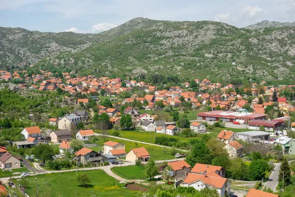 Cetinje, Karadağ: panoramik manzara ve şehir manzarası. Ülkenin tarihi ve cumhurbaşkanlığı başkenti.