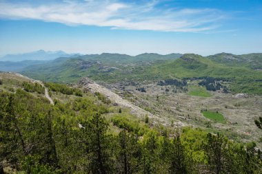 Karadağ 'ın Çetince ve Kotor kentlerindeki Lovcen Dağlarının panoramik manzarası.