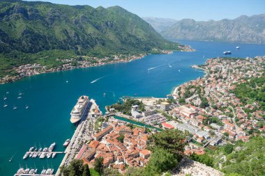 Karadağ 'ın muhteşem Kotor körfezi. Fiyort ve şehir manzarasının havadan görüntüsü.