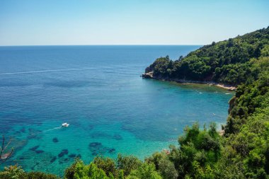 Budva Riviera 'daki Mogren plajının panoramisi, Karadağ kıyıları.