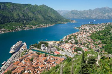 Karadağ 'ın Adriyatik Denizi kıyısındaki Kotor körfezi üzerinde havadan panoramik.