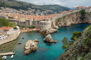 Hırvatistan 'ın Dubrovnik Batı Limanı panoramisi. Arka planda kale duvarları ve kaleler.