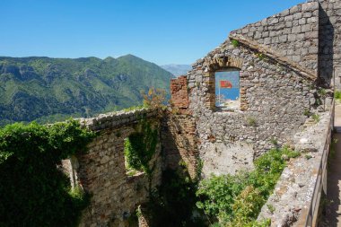 Karadağ 'ın Adriyatik Denizi kıyısındaki Kotor kalesinin kalıntıları.