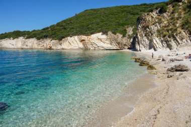 Filikuri Plajı 'nda yaz günü, Arnavutluk' un başkenti Himara 'da gizli ve vahşi bir plaj.
