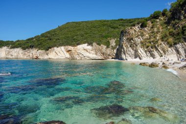 Filikuri Plajı 'nda yaz günü, Arnavutluk' un başkenti Himara 'da gizli ve vahşi bir plaj.