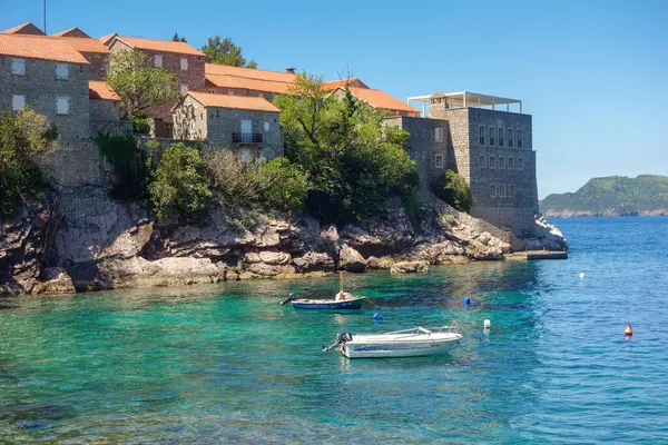 Budva, Karadağ - 04.30.2025: Arka planda Sveti Stefan plajı. Adriyatik kıyıları.