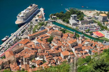 Kotor 'un eski kasaba binaları ve kıyı şeridi üzerinde yüksek açı. Karadağ ve Avrupa.