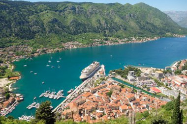 Karadağ 'ın Adriyatik Denizi kıyısındaki Kotor körfezi üzerinde havadan panoramik.