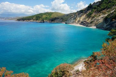 Arnavutluk 'un Saranda kentindeki Shpella ve Pellumbave plajlarının panoramik manzarası.