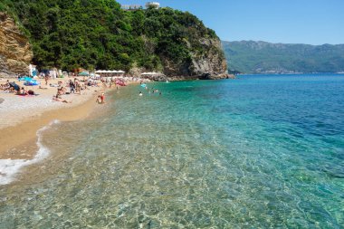 Budva, Karadağ - 04.30.2025: Riviera kıyı şeridindeki güzel Mogren plajı.