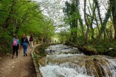 Plitvicka Jezera, Croacia - 04.20.2025: Plitvice Gölleri Ulusal Parkı 'nda turistler.