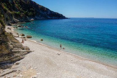 Arnavutluk 'un Vlora ilinin Himara kentindeki Filikuri Plajı panoramik manzarası.