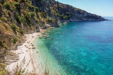 Arnavutluk 'un Himara kentindeki Filikuri Plajı güneşli bir günde gözlerden uzak..