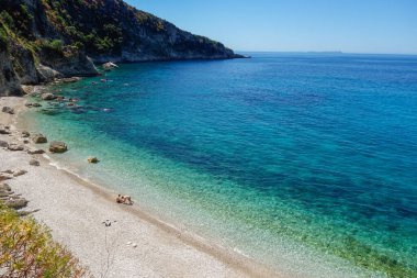 Filikuri Plajı 'nda yaz günü, Arnavutluk' un başkenti Himara 'da gizli ve vahşi bir plaj.