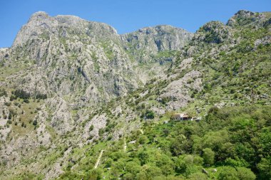 Karadağ 'da Kotor Körfezi' nin etrafındaki dağlık bölgede Balkanlar.