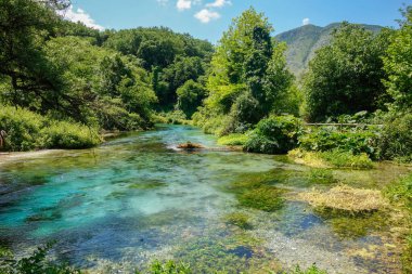 Arnavutluk 'un Saranda kenti yakınlarındaki Mavi Göz Doğa Anıtı' nın inanılmaz doğal pınarı..