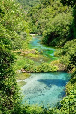 Arnavutluk 'un Saranda kenti yakınlarındaki Mavi Gözlü Doğa Anıtı' nın Turkuaz kaynak suyu.