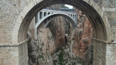 Dağ Geçidi Kalesinde İHA uçurmak Maskeli Balo