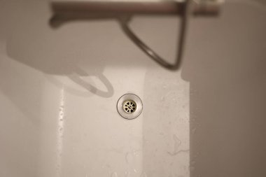 The clean white bathtub sink