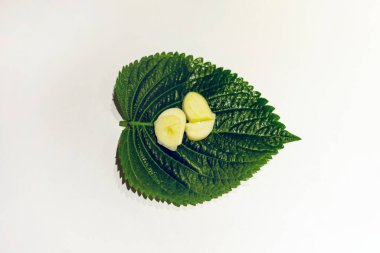 Sliced garlic on the fresh sesame leaf