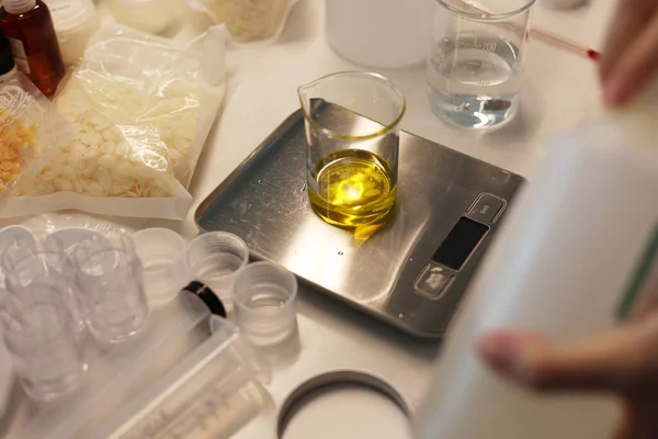 Weigh jojoba oil in the beaker on the electronic scale in the laboratory