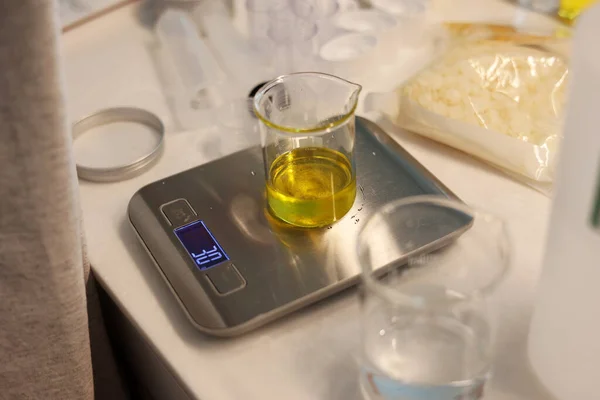 Weigh jojoba oil in the beaker on the electronic scale in the laboratory