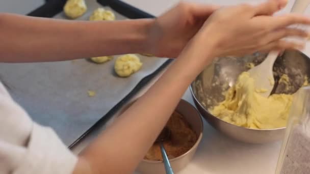 Печенье Хлеб Сахаром Перед Выпечкой Форма Тесто Мяч Руками — стоковое видео